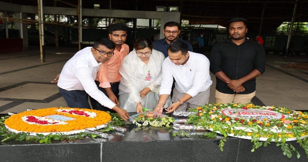 বঙ্গবন্ধুর প্রতিকৃতিতে ফারহানা হানিপের শ্রদ্ধা