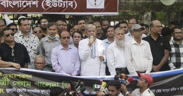 'পররাষ্ট্রমন্ত্রী নিজের বক্তব্যে অটল অর্থাৎ ভারতের আনুকূল্যে এই সরকার ক্ষমতায় আছে'