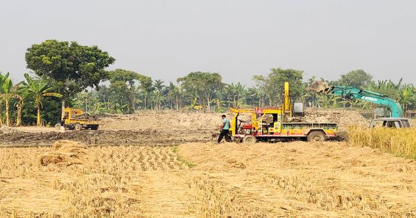 কৃষিজমিতে পুকুর খনন, রাস্তা নষ্ট করে মাটি বিক্রি