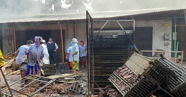 গুরুদাসপুরে কয়েল তৈরির কারখানায় আগুন