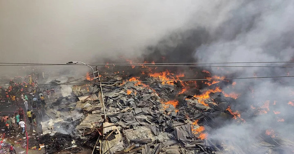 বঙ্গবাজারে আগুন, নিয়ন্ত্রণে ফায়ার সার্ভিসের ৪৮টি ইউনিট