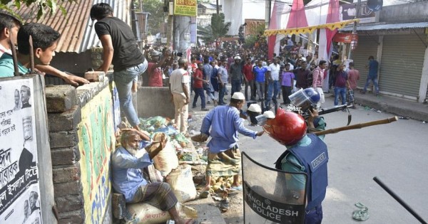 খুলনায় পুলিশের সাথে নেতাকর্মীদের সংঘর্ষ