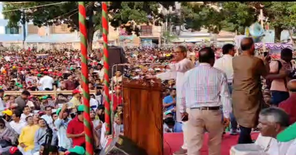 বগুড়ায় যুবদলের সমাবেশে সাংবাদিকদের ধাক্কা দিয়ে মঞ্চ থেকে নামালেন বিএনপি নেতা