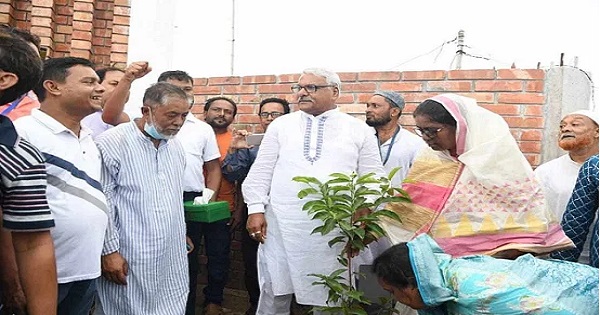 জামায়াত নেতার প্রতিষ্ঠানের আঙিনায় চারা রোপণ করলেন ডেপুটি স্পিকার