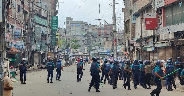 রাজধানীর ধোলাইখালে বিএনপি পুলিশ সংঘর্ষ