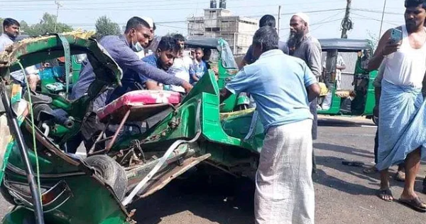 চট্টগ্রামের হাটহাজারীতে বাস-অটোরিকশা সংঘর্ষে শিশুসহ ৭ জন নিহত