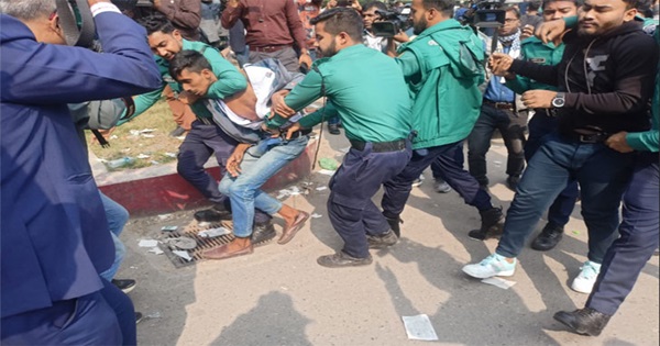 নির্বাচন কমিশনের সামনেই নৌকা ও স্বতন্ত্র প্রার্থীর সমর্থকদের মধ্যে হাতাহাতি