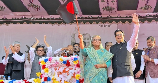 ভাঙা স্যুটকেস কি জাদুর বাক্স হয়ে গেল নাকি-শেখ হাসিনা