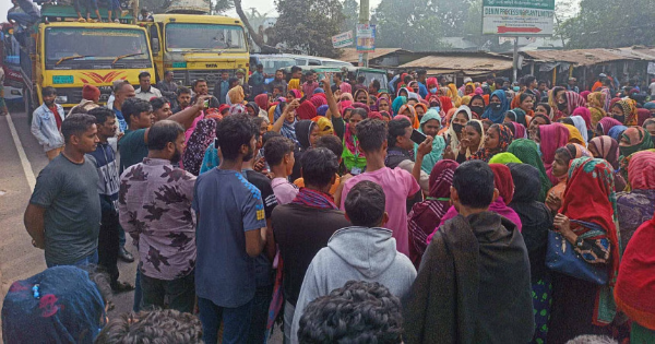 ঢাকা-চট্টগ্রাম মহাসড়ক অবরোধ করে বিক্ষোভ করছেন পোশাক শ্রমিকরা