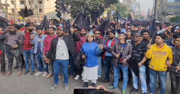 কালো পতাকা মিছিলে নয়াপল্টনে নেতাকর্মীরা জড়ো হচ্ছেন