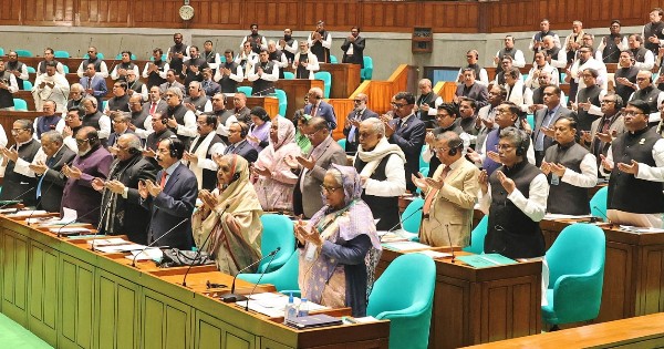 পিটার হাসের উপস্থিতিতে দ্বাদশ জাতীয় সংসদে প্রথম অধিবেশন