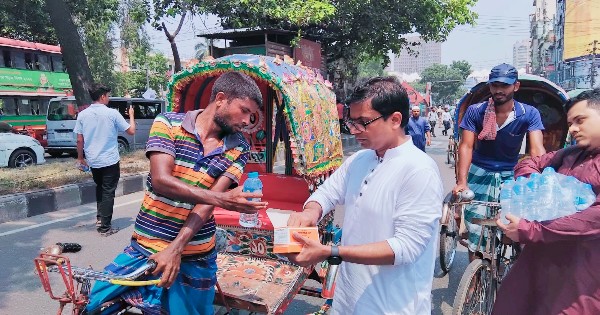 শ্রমজীবীদের মাঝে খাবার স্যালাইন ও পানি বিতরণ করেছেন মহানগর আ'লীগ নেতা রিয়াজ