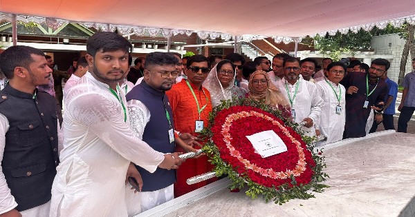 জাতির পিতার সমাধিতে আওয়ামী লীগের কৃষি ও সমবায় বিষয়ক উপকমিটির শ্রদ্ধা