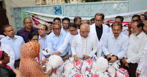 শাহবাগে গরীব-দুস্থদের মাঝে ত্রাণ বিতরণ করল স্বাচিপ