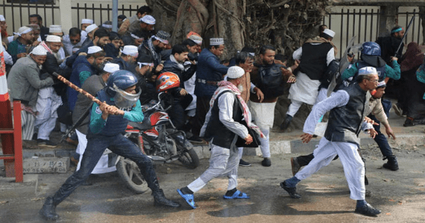 শাহবাগে শিক্ষকদের সমাবেশে পুলিশের লাঠিপেটা, জলকামান